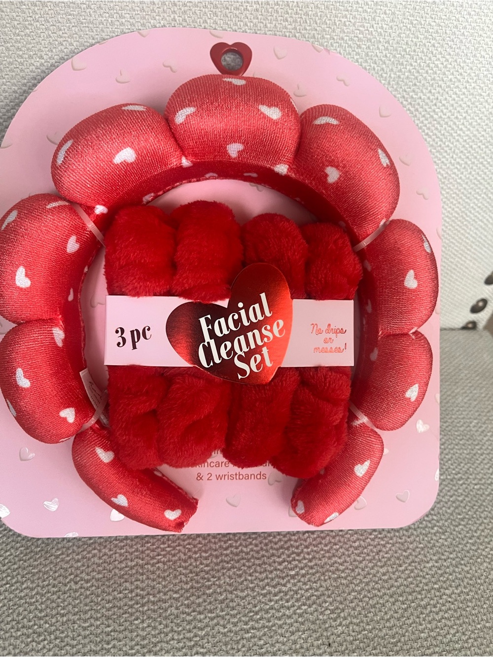 NWT 3-piece hearts facial cleanse set.❤️❤️